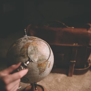 globe terreste avec une loupe. photo style ancienne