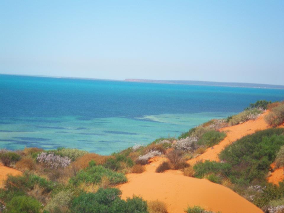plage cote ouest, sable rouge et eau turquoise