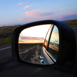 restoviseur d'une voiture avec le paysage des usa