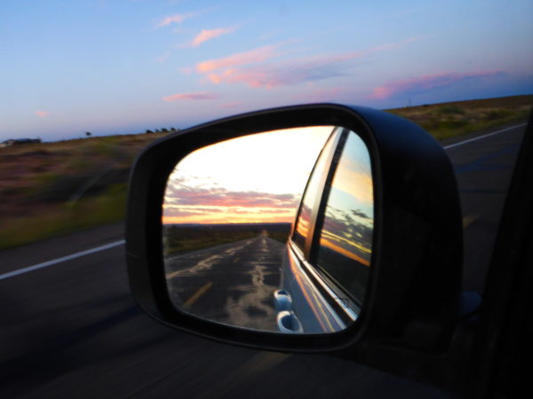 restoviseur d'une voiture avec le paysage des usa