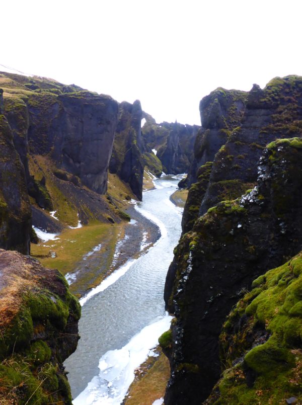 paysage sur ruisseau en islande du sud